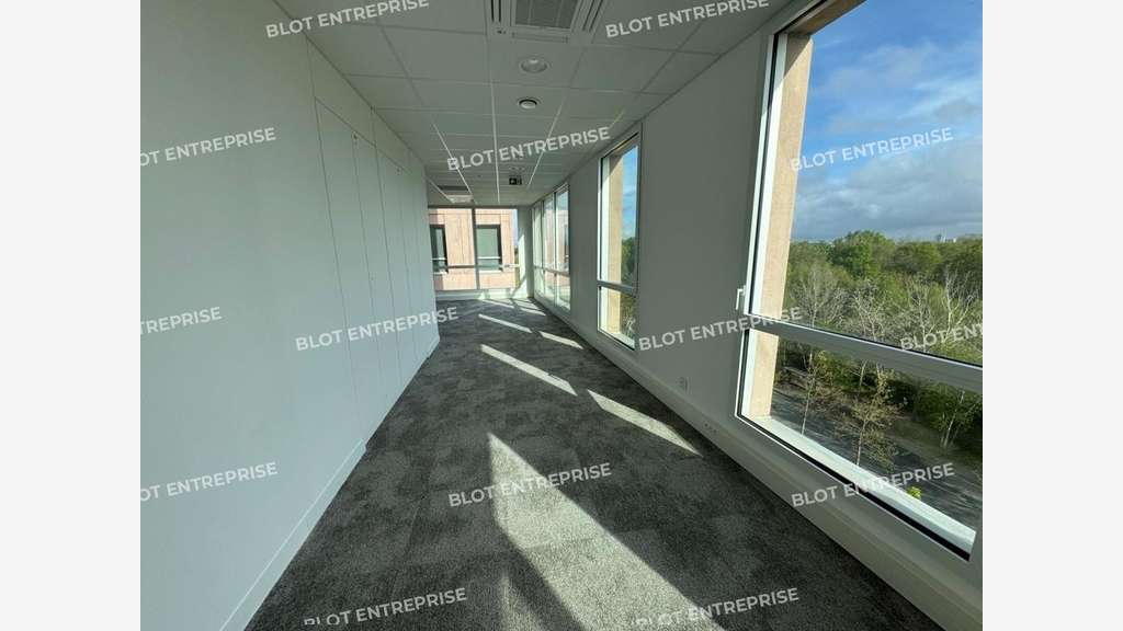 A vendre/a louer bureaux neufs 922m² la Courrouze