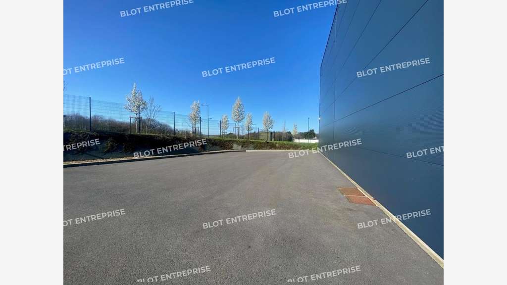 À VENDRE - LOCAL COMMERCIAL / BUREAUX - 300 m² - S