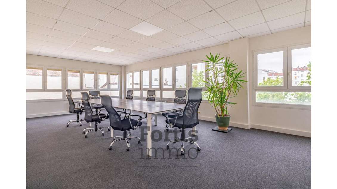 Bureaux rénovés 547m² 16 parkings Métro Garibaldi