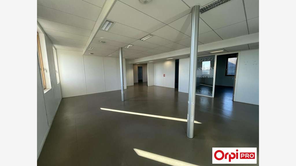 À vendre bureaux lumineux 198,58m² à Saint-Priest