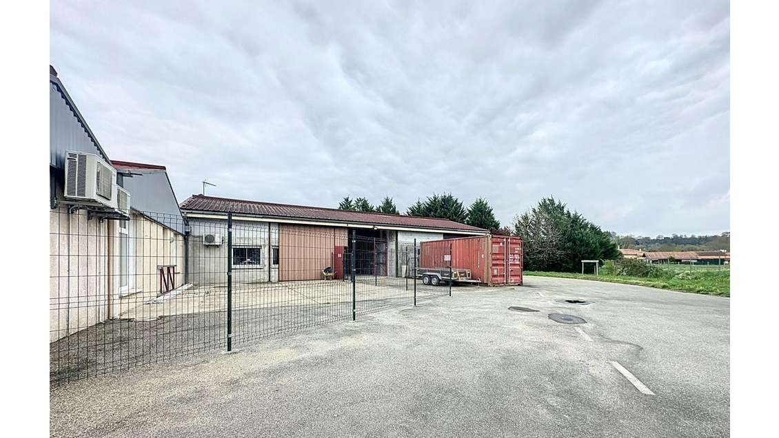 Vente entrepôt + bureaux 220m² à Saint-Sever