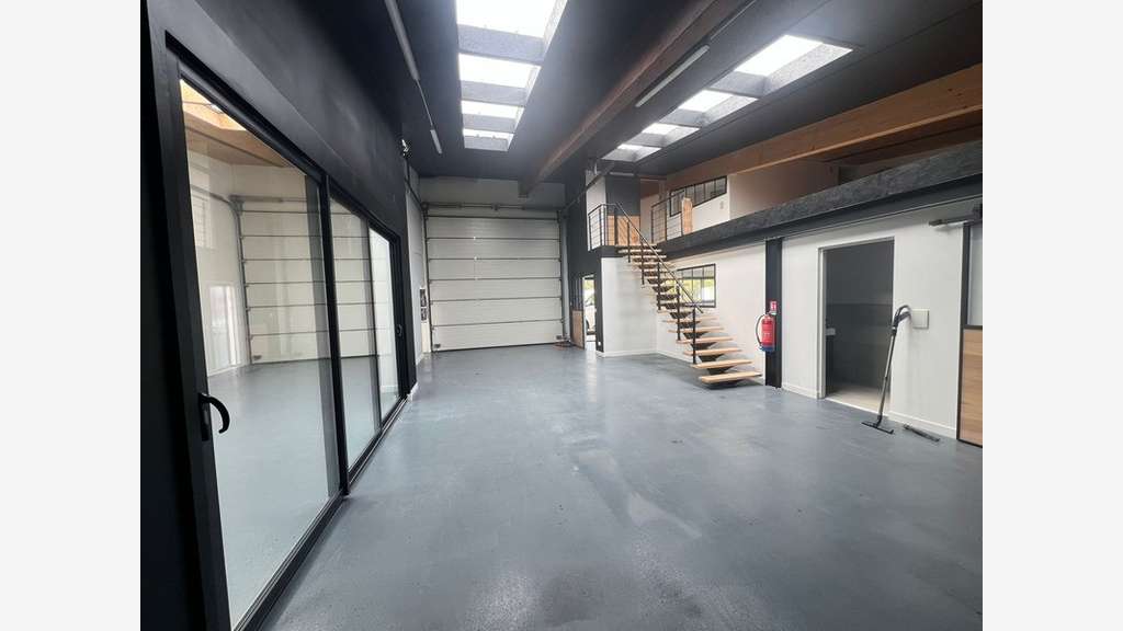 Local d'activité de 200m² à vendre à Saint Vivien