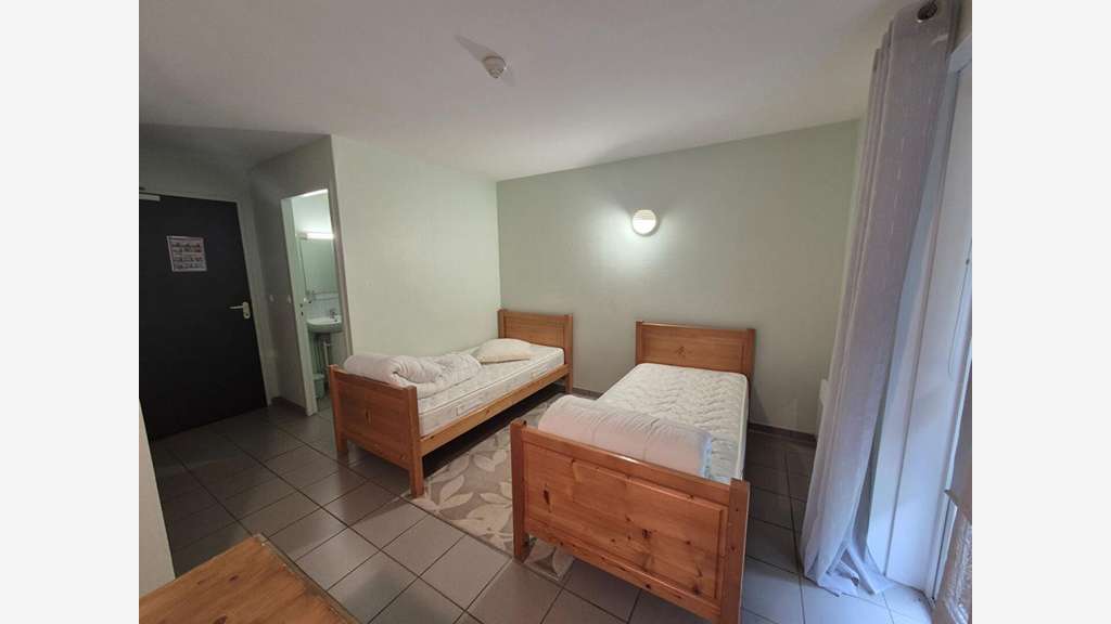 AV locaux commerciaux 800m² à St-Yrieix-le-Déjalat