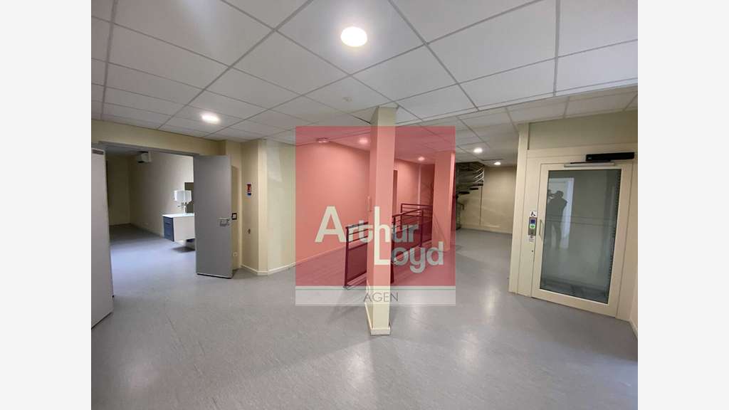 Immeuble de bureaux 330m² à Sainte Livrade sur Lot
