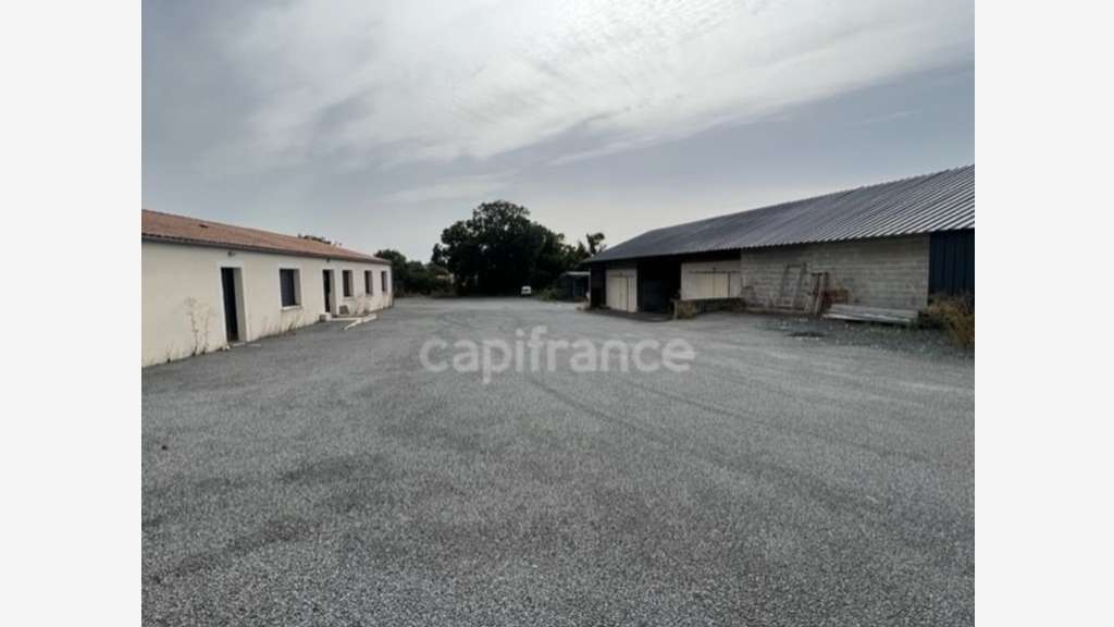 Entrepôts parkings à vendre proche de Saintes