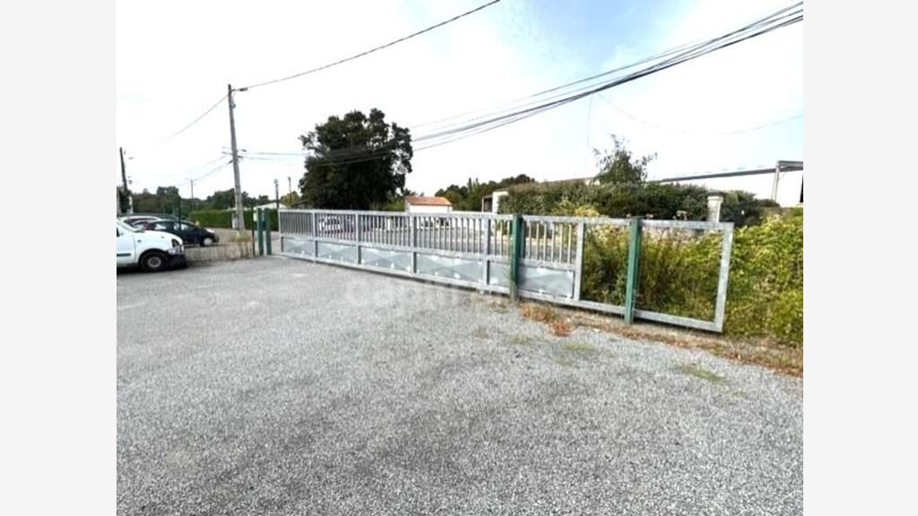 Entrepôts parkings à vendre proche de Saintes