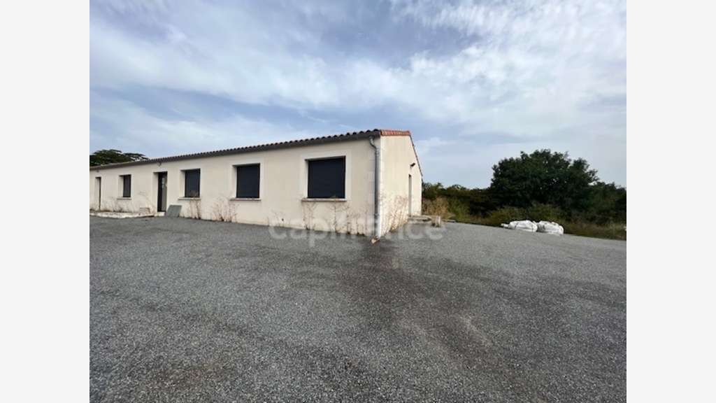 Entrepôts parkings à vendre proche de Saintes