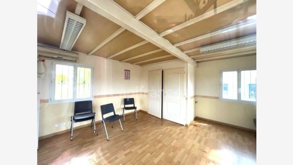 Entrepôts parkings à vendre proche de Saintes