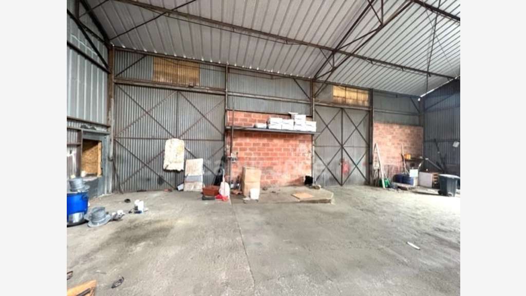 Entrepôts parkings à vendre proche de Saintes