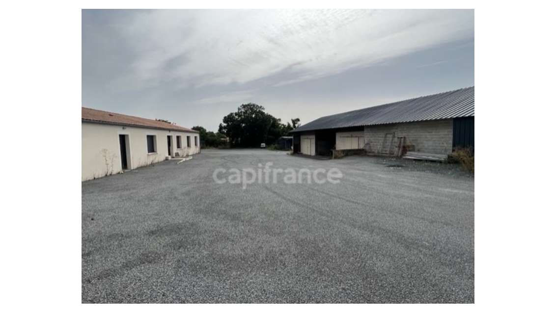 Entrepôts parkings à vendre proche de Saintes