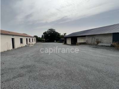 Entrepôts parkings à vendre proche de Saintes
