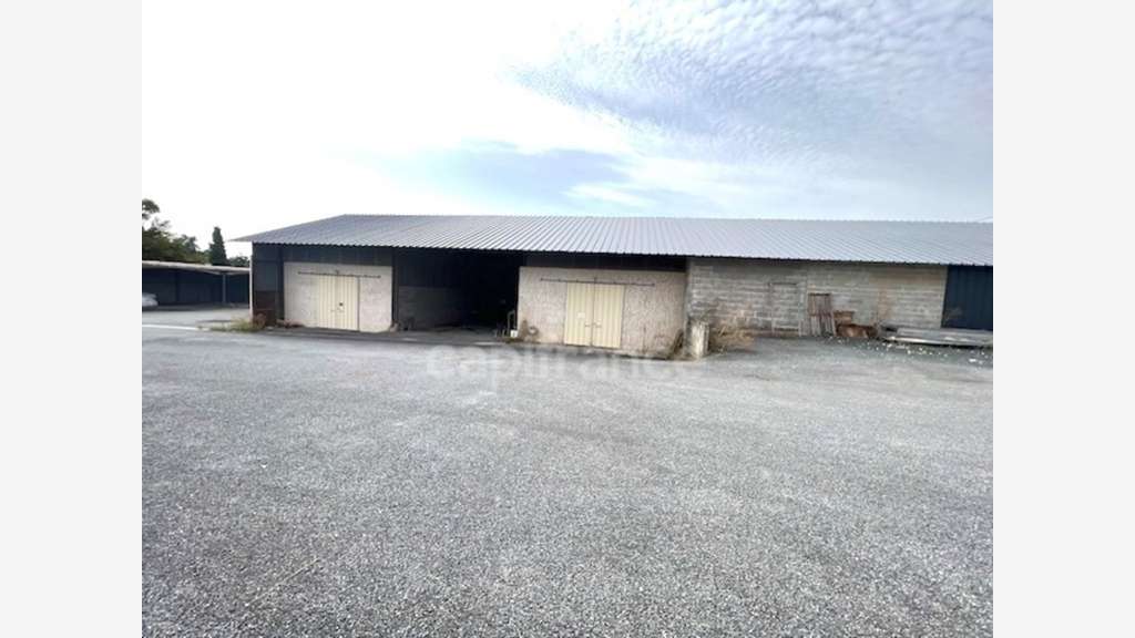 Entrepôts parkings à vendre proche de Saintes