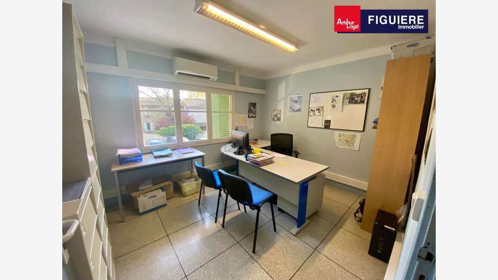AV bâtiment de bureaux 185m² avec parking  à Salon