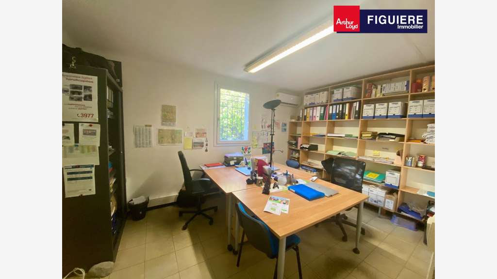AV bâtiment de bureaux 185m² avec parking  à Salon
