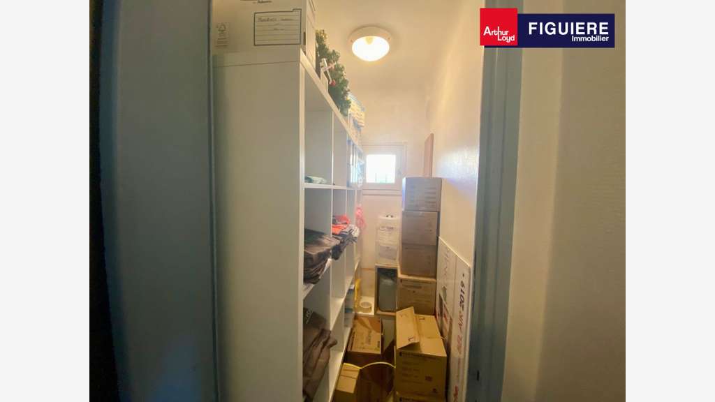 AV bâtiment de bureaux 185m² avec parking  à Salon