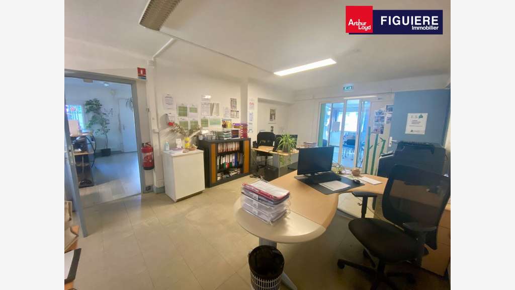 AV bâtiment de bureaux 185m² avec parking  à Salon
