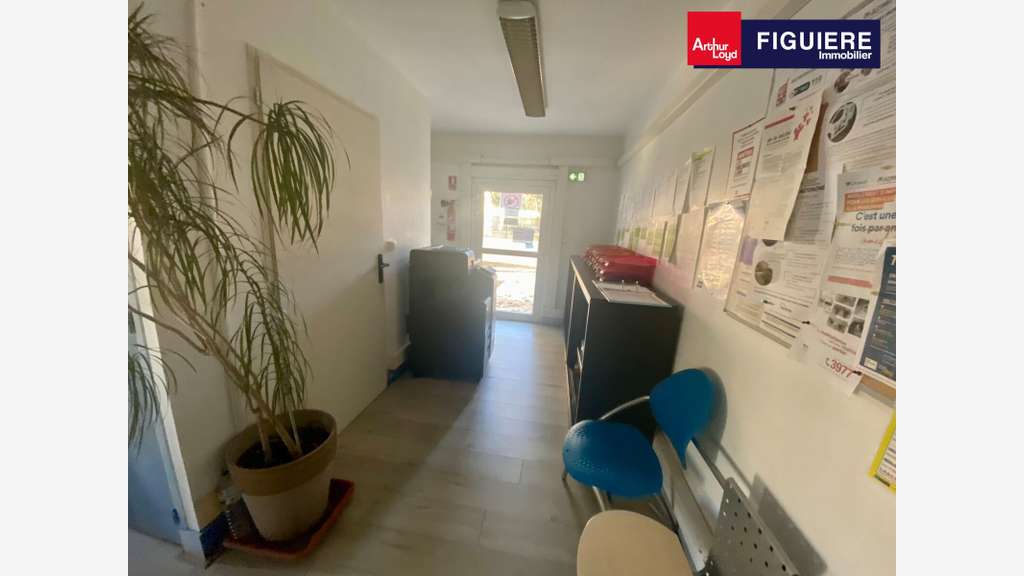 AV bâtiment de bureaux 185m² avec parking  à Salon