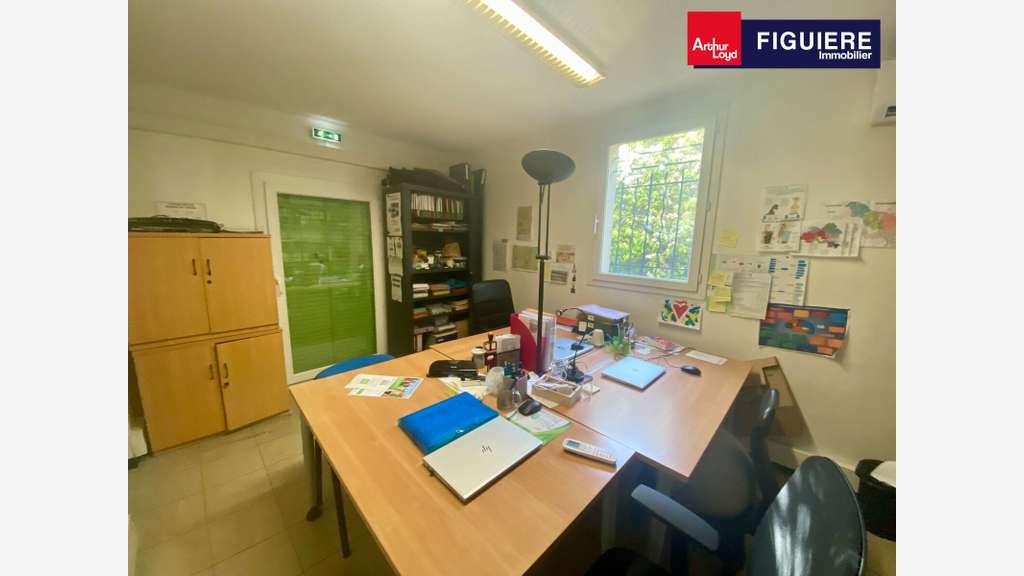 AV bâtiment de bureaux 185m² avec parking  à Salon