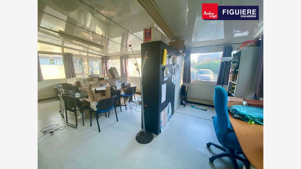AV bâtiment de bureaux 185m² avec parking  à Salon