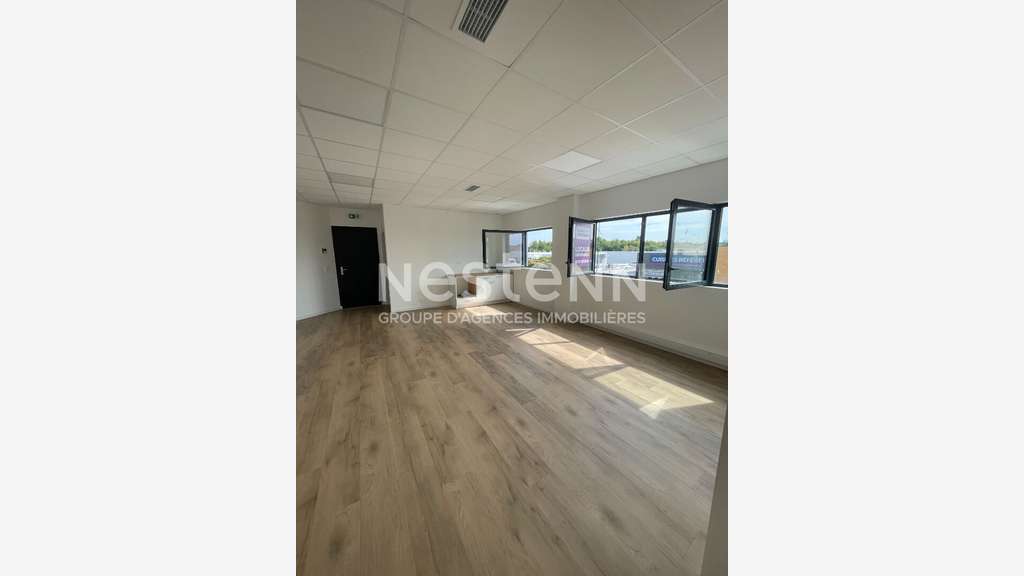 A vendre bureaux neufs climatisés 90m² à Séné