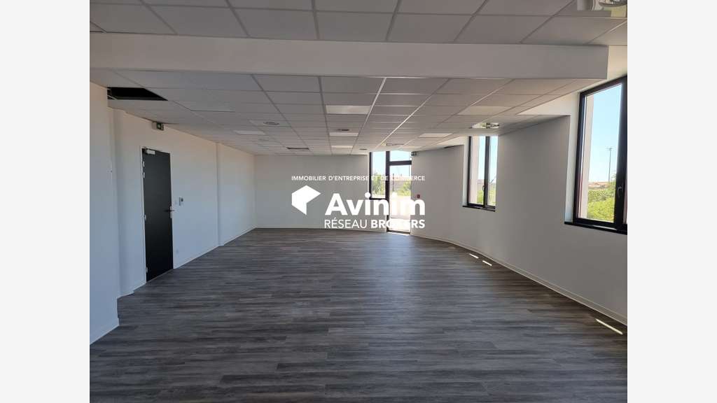 Bureau 92m² + terrasse 36m² à Sète Eaux Blanches