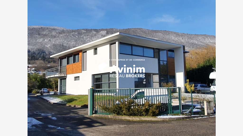 Bâtiment tertiaire avec réserve foncière à vendre 