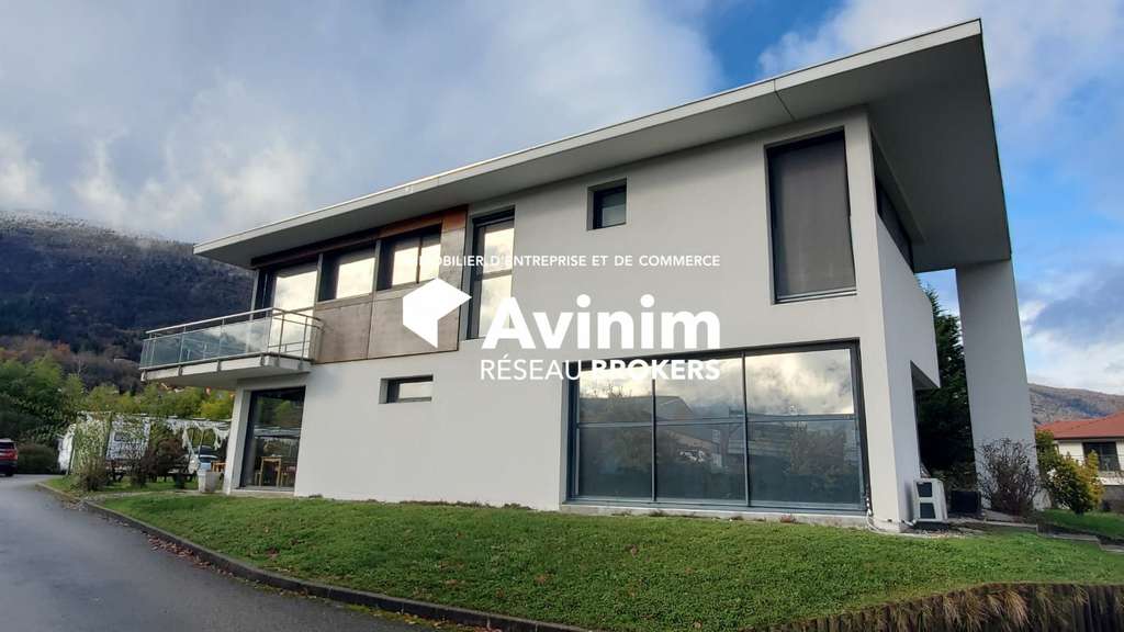 Bâtiment tertiaire avec réserve foncière à vendre 