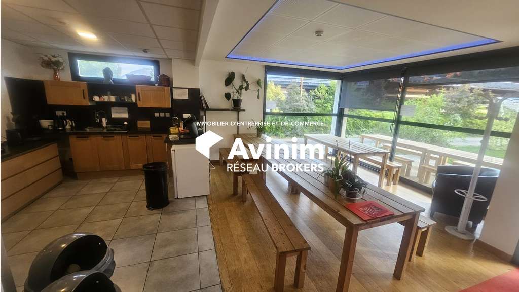 Bâtiment tertiaire avec réserve foncière à vendre 