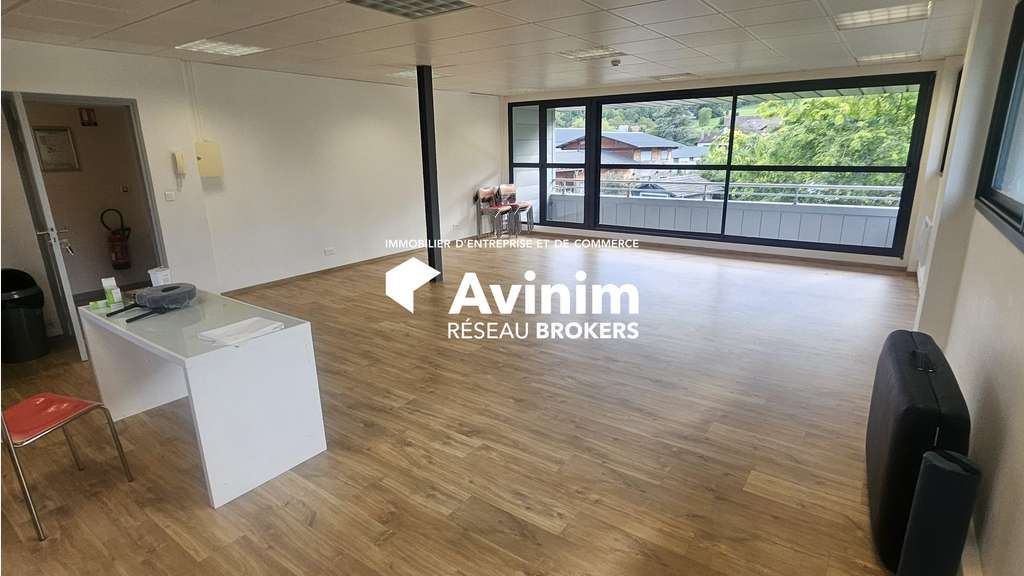 Bâtiment tertiaire avec réserve foncière à vendre 