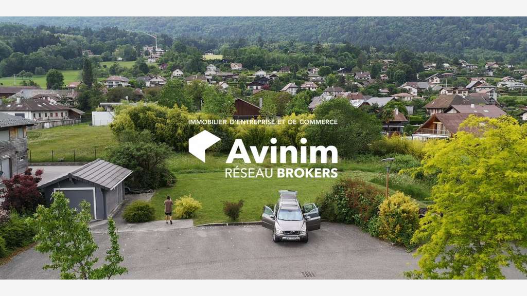 Bâtiment tertiaire avec réserve foncière à vendre 