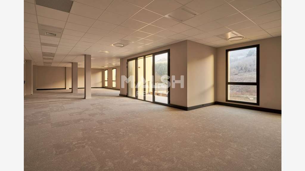 AV local commercial neuf 3315m² divisible à Tarare