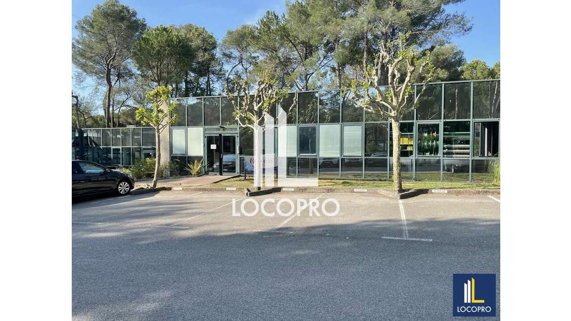AV bureaux 230m² RDC proche clinique à Mougins 