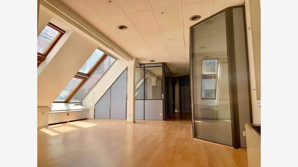 Locaux 133m² R+3 à Strasbourg, Place du Corbeau