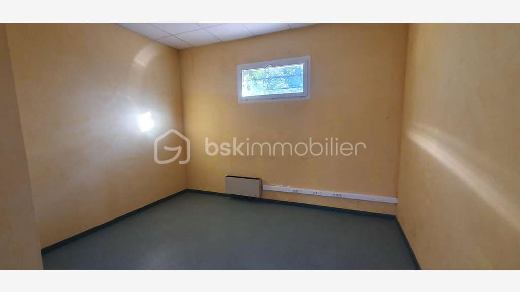 AV plateau bureaux 226m² modulables à Tarbes