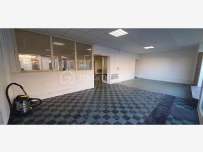 AV plateau bureaux 226m² modulables à Tarbes