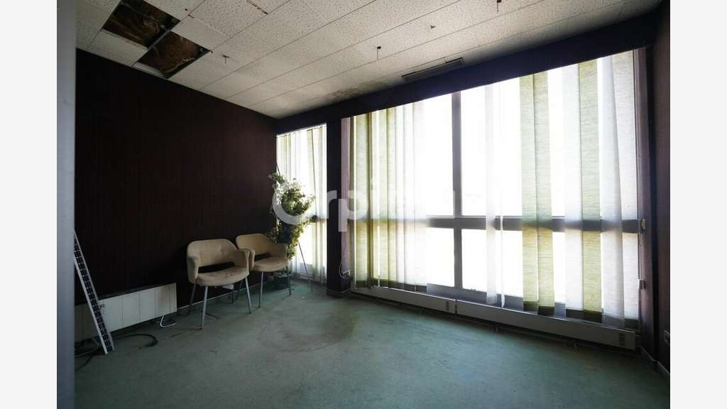 AV immeuble de bureaux 1000m² 4 niveaux à Ternay