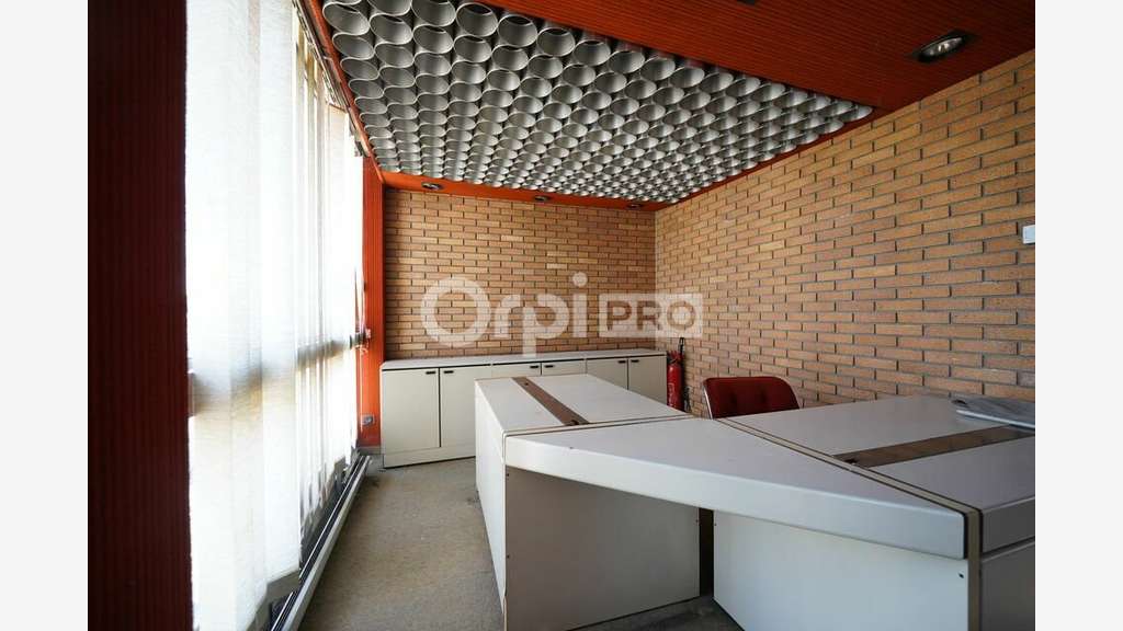 AV immeuble de bureaux 1000m² 4 niveaux à Ternay