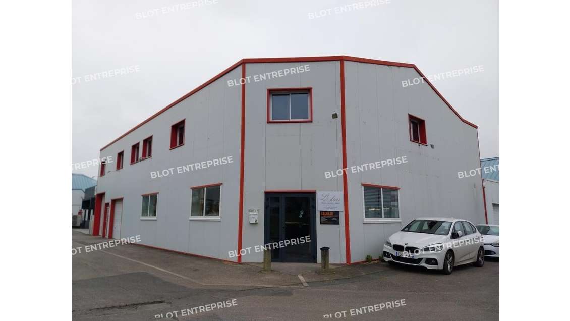 A vendre local commercial 700m² à Theix