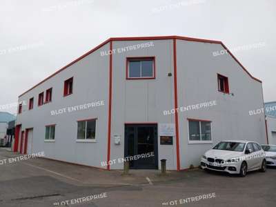 A vendre local commercial 700m² à Theix