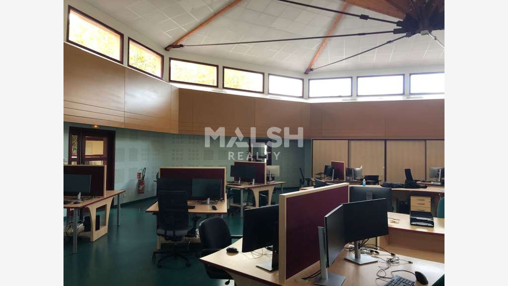 Bâtiment de bureaux indépendant en très bon état