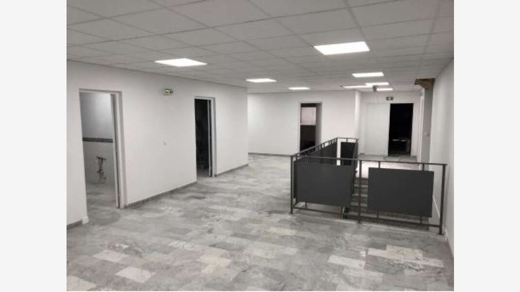 Bureau rénové 21m² R+1 à vendre à Trappes