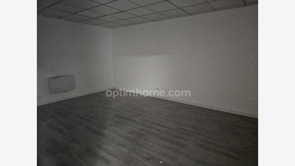 Bureau rénové 21m² R+1 à vendre à Trappes