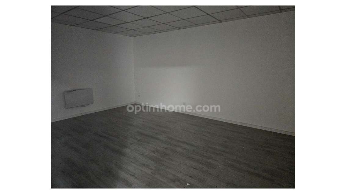 Bureau rénové 21m² R+1 à vendre à Trappes  