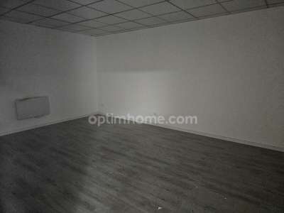 Bureau rénové 21m² R+1 à vendre à Trappes