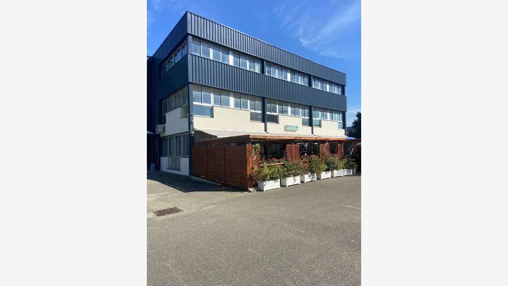 Bureau rénové 21m² R+1 à vendre à Trappes