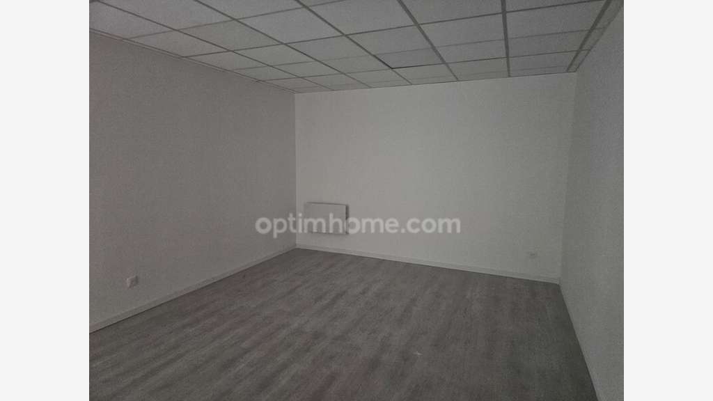 Bureau rénové 21m² R+1 à vendre à Trappes