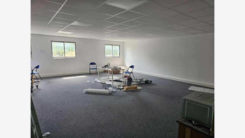 Bureau rénové 65m² à vendre à Trappes proche A12