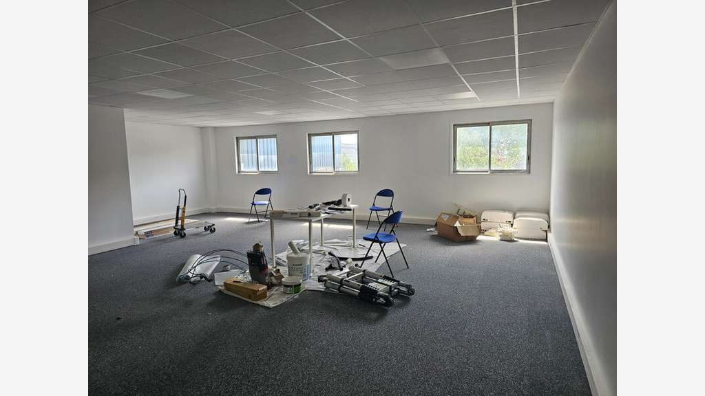 Bureau rénové 65m² à vendre à Trappes proche A12