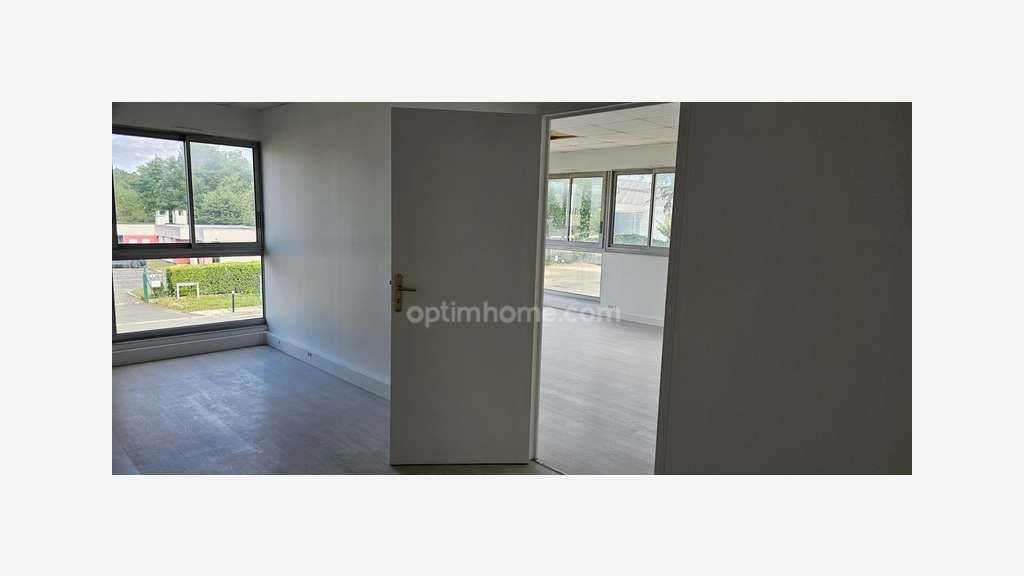 Bureau rénové 97m² R+1 à vendre à Trappes