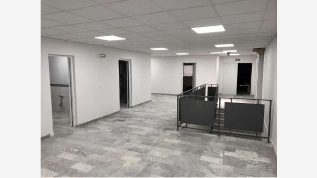 Bureau rénové 97m² R+1 à vendre à Trappes